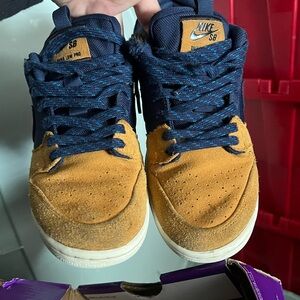 Nike SB Dunk Low Pro in Navy and Mustard size 7.5